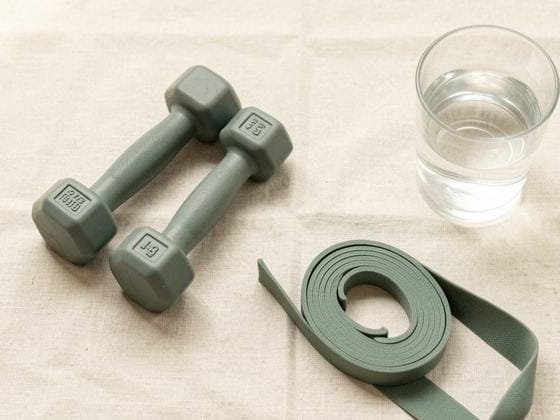 Haltères et bande de résistance sur une table claire